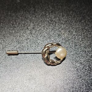 🟣Elegant Gold and Pearl Brooch🟣